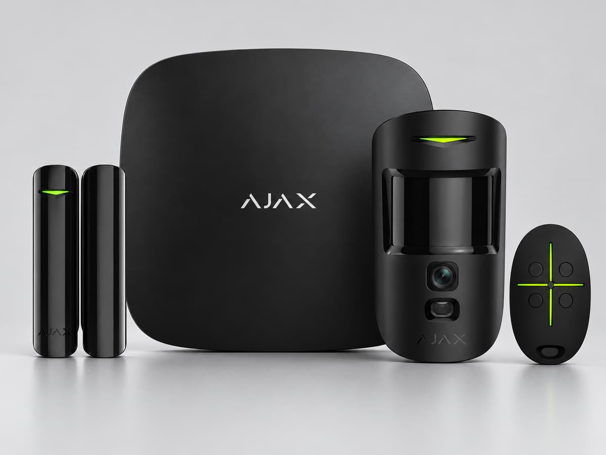 Ensemble des composants de l'alarme Ajax StarterKit Cam Plus disposés séparément sur fond neutre, avec la centrale, un détecteur de mouvement doté d'une petite caméra intégrée et d'autres accessoires du kit.